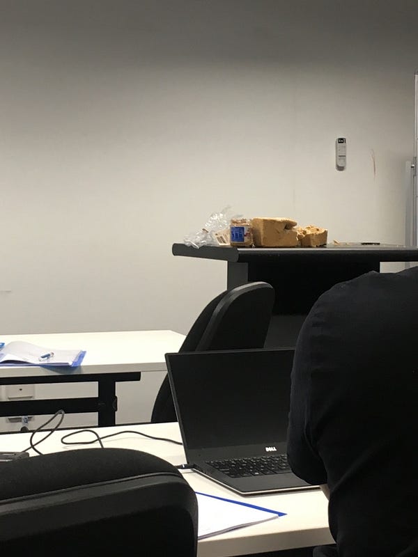 剩餘的早餐花生醬吐司