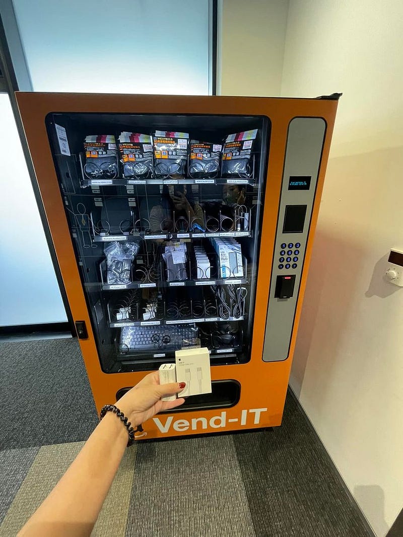 IT 設備販賣機 (IT accessories vending machine)