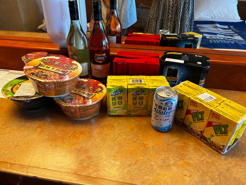 25瓶飲料、2瓶酒以及泡麵