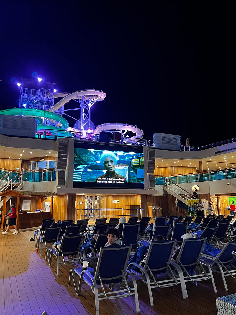遊輪九樓露天電影院設施