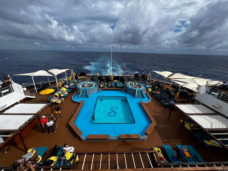 郵輪九樓船尾甲板風景