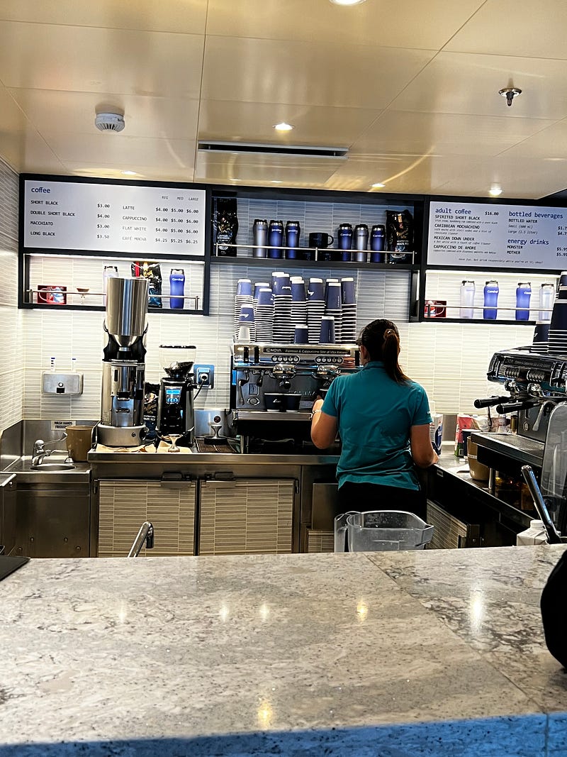 郵輪五樓咖啡廳休憩區