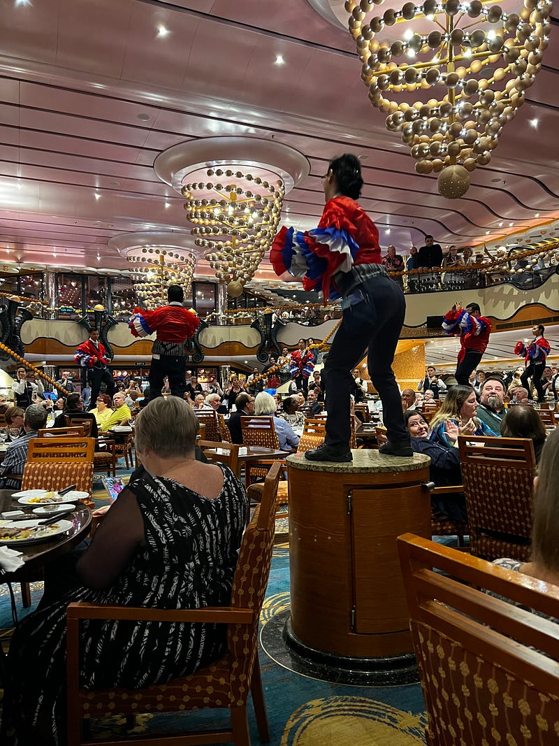 郵輪餐廳服務生桌上舞蹈