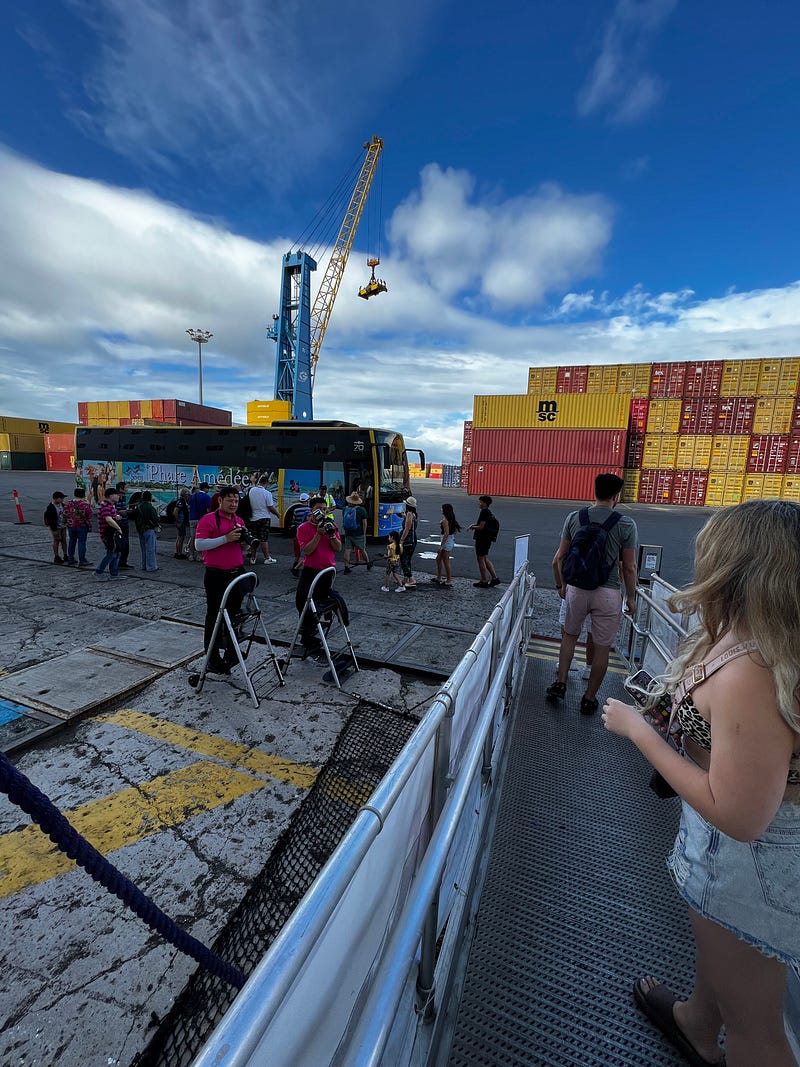 Noumea港口郵輪下船過程