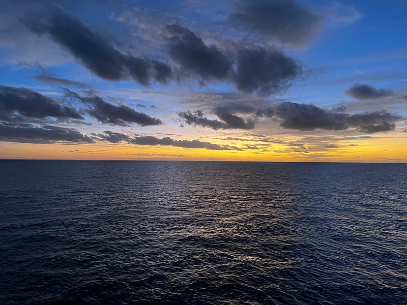 郵輪海上夜晚氛圍