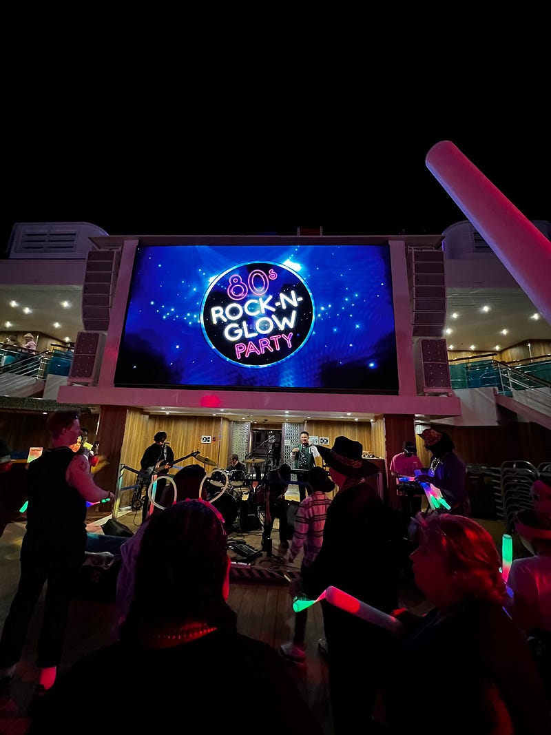 郵輪80年代現場樂團表演