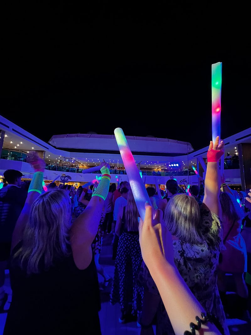 郵輪80年代螢光棒派對