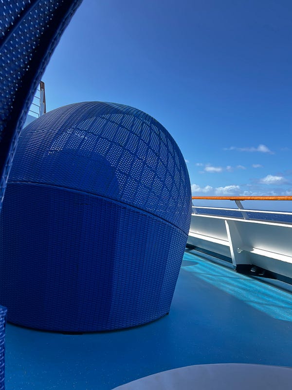 郵輪甲板藍色圓球休息艙