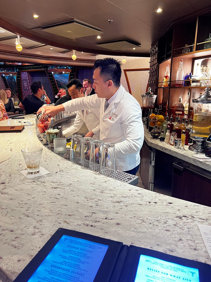 郵輪Alchemy Bar實驗室調酒