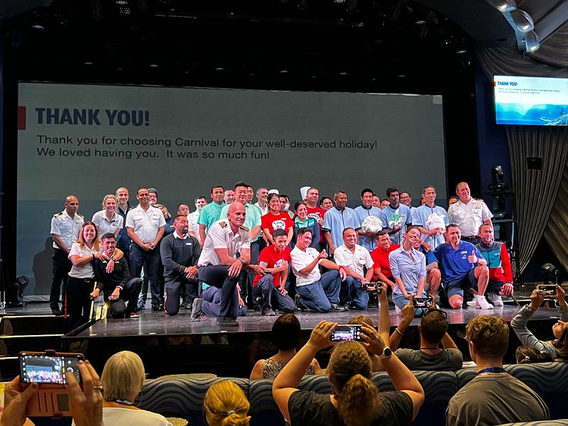 郵輪全體工作人員合照