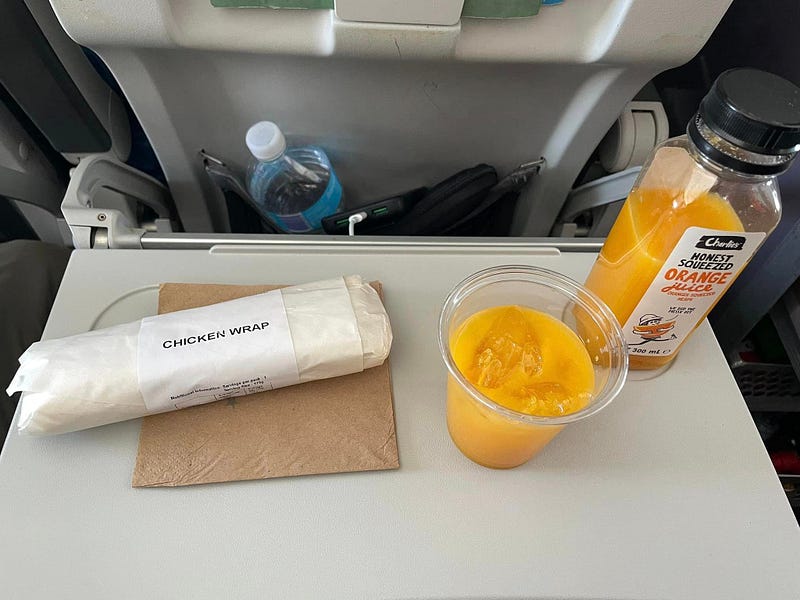 Jetstar 捷星航空雞肉捲與柳橙汁飛機餐