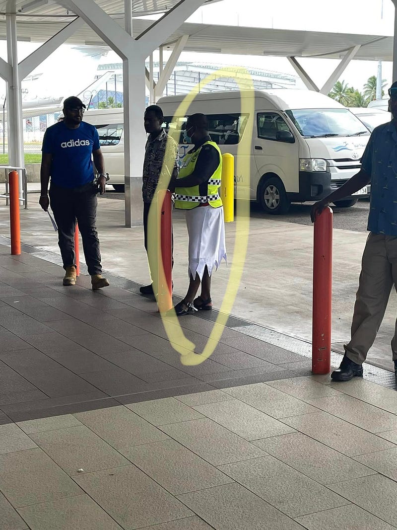 斐濟機場穿著時髦制服的警察