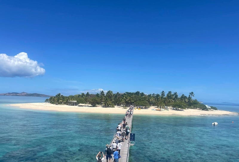 Malamala島排隊等候的遊客