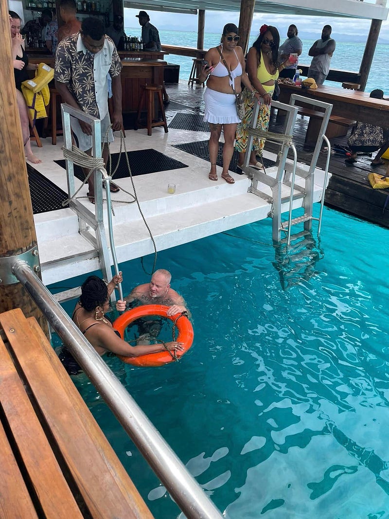 Travis教遊客海中游泳