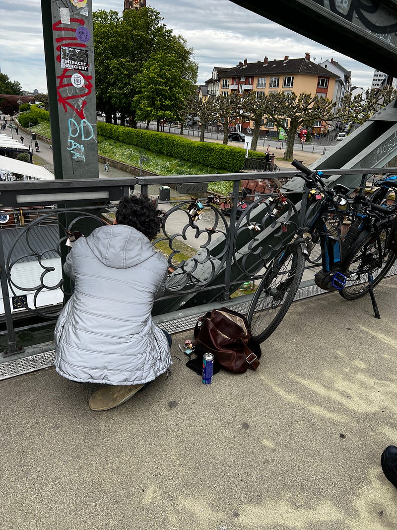 法蘭克福鐵橋拆愛情鎖工人