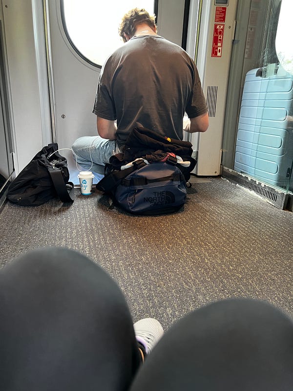 德國火車車廂人滿為患