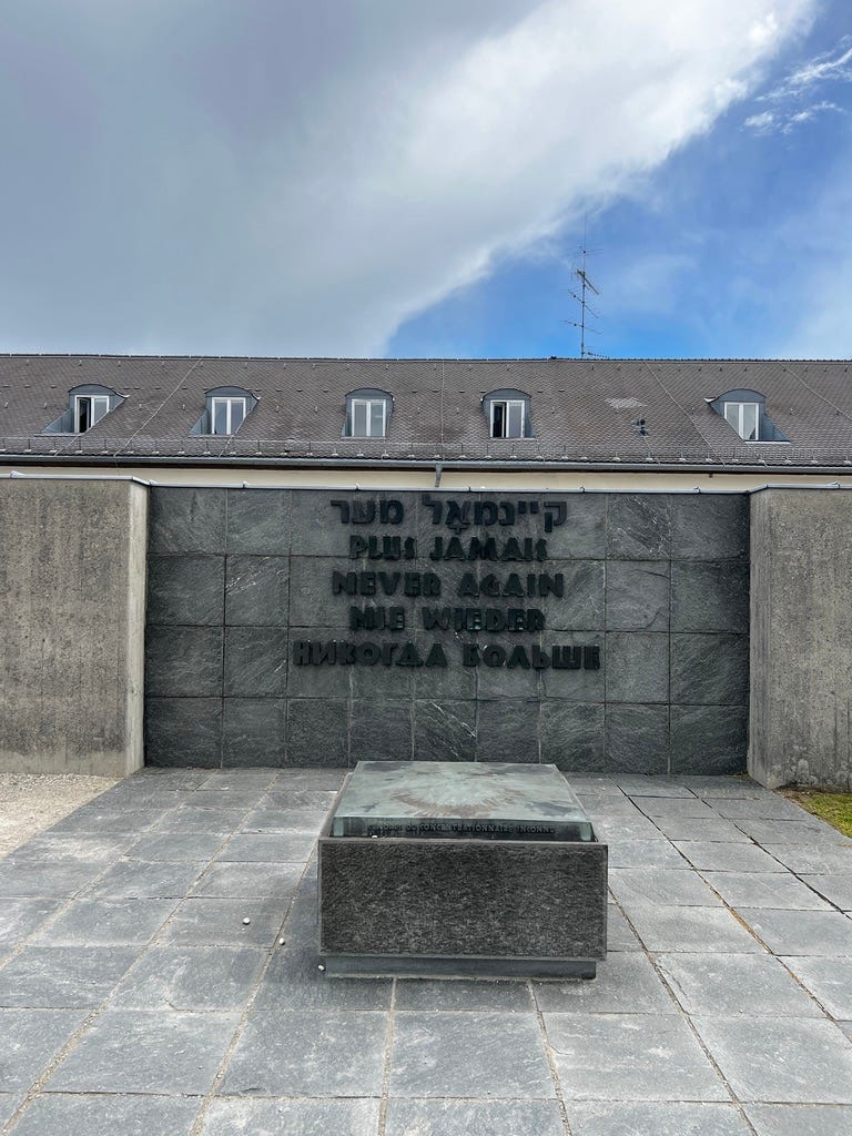 Never Again 反戰紀念碑