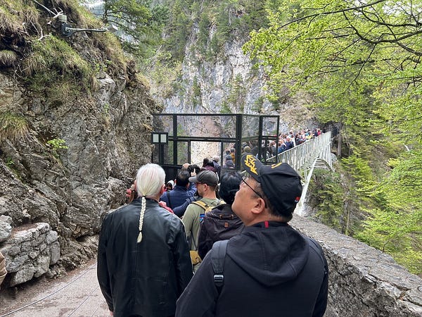 懸在山谷上方的瑪麗安橋遠景