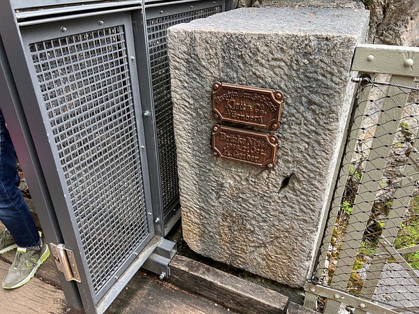 瑪麗安橋橋面與遊客