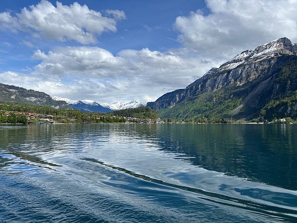 布里恩茨湖清澈湖水倒影