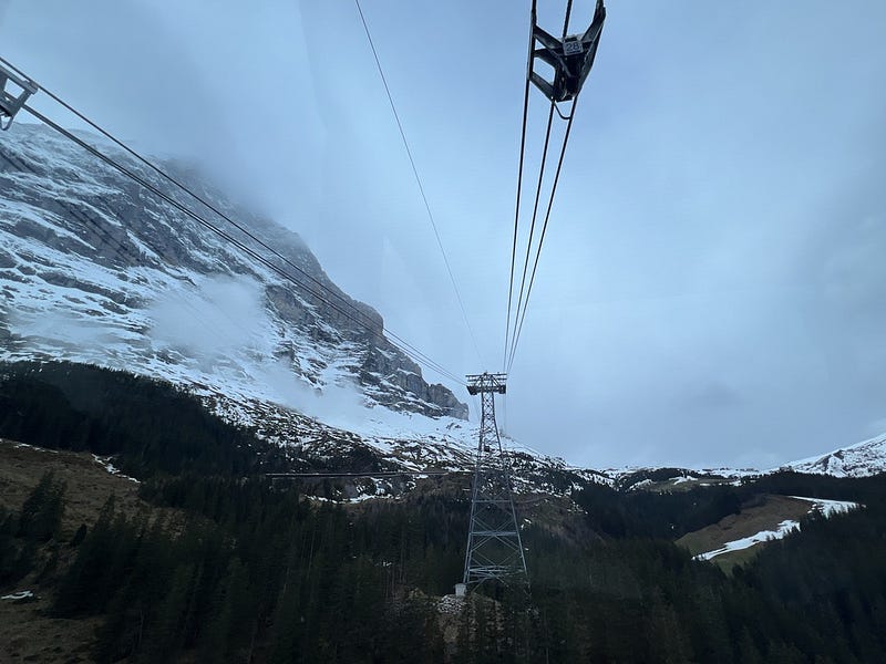上山途中雲霧繚繞山景