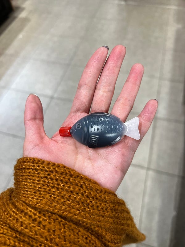 瑞士超市壽司用特大魚形醬油