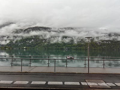 阿爾卑斯山間湖泊倒影