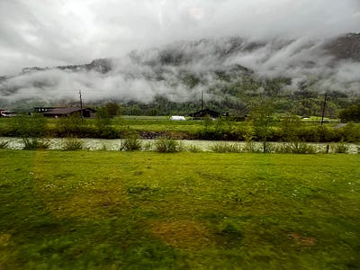 火車車窗外瑞士山水風光