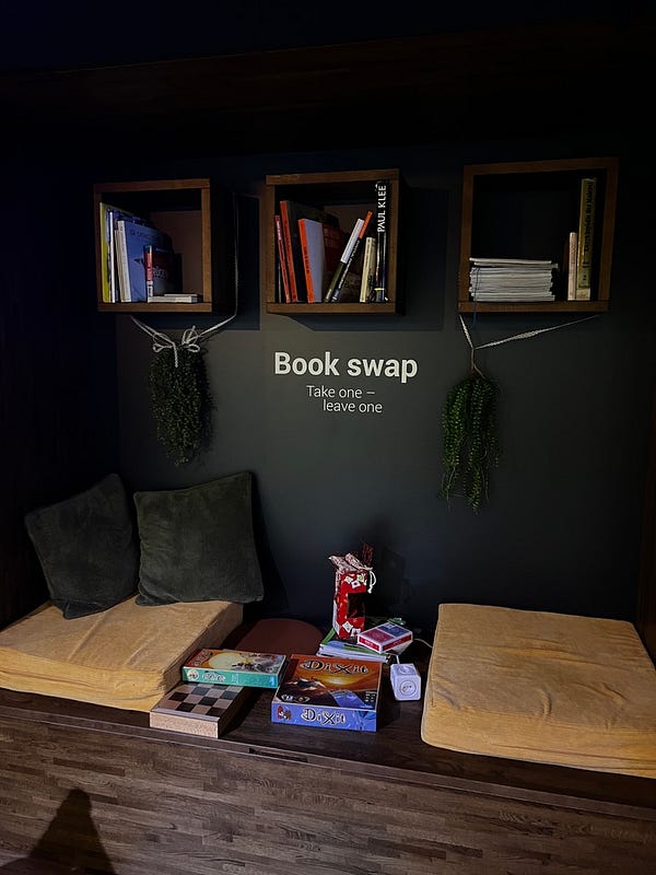 膠囊旅館書籍交換休息區