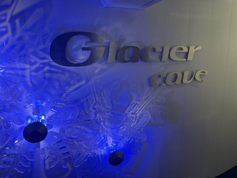 鐵力士山冰河山洞內部