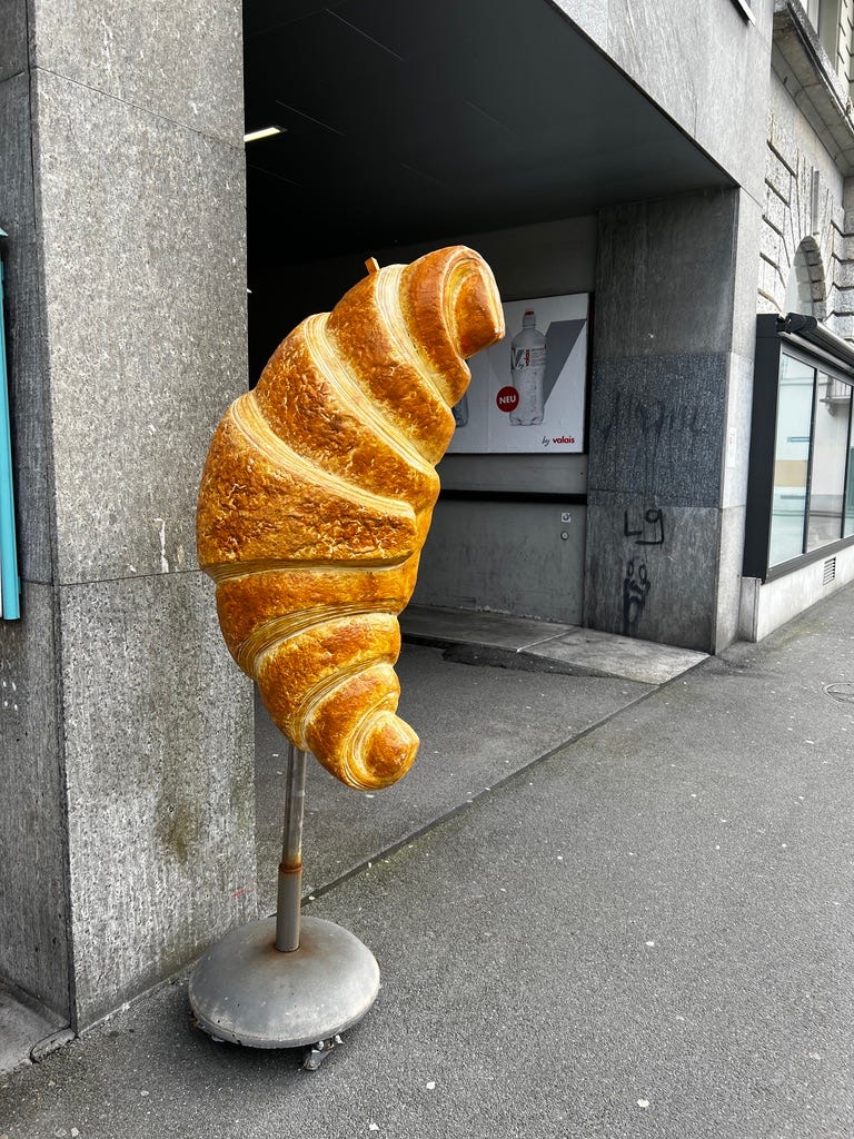 琉森麵包店外巨大裝飾可頌