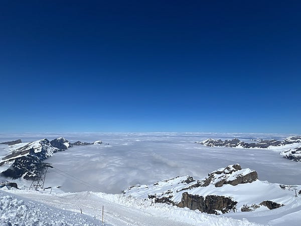 藍天白雪山頂壯麗景色