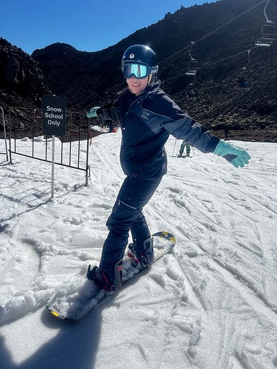 女生學習單板滑雪