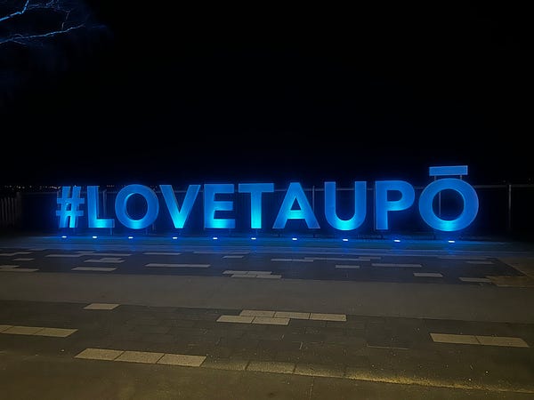 陶波湖夕陽地熱溫泉