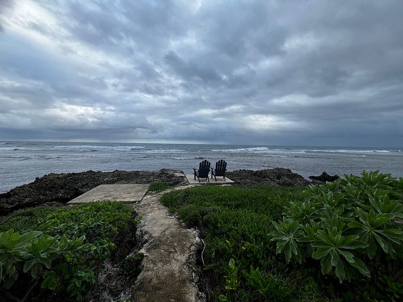 度假村雷雨天室外景象