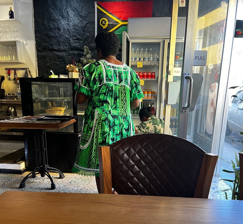 太平洋小島上的大冒險:2025.04.25 Vanuatu Day 7 導航騙我、奶奶救我:宅宅迷路日到火焰之夜